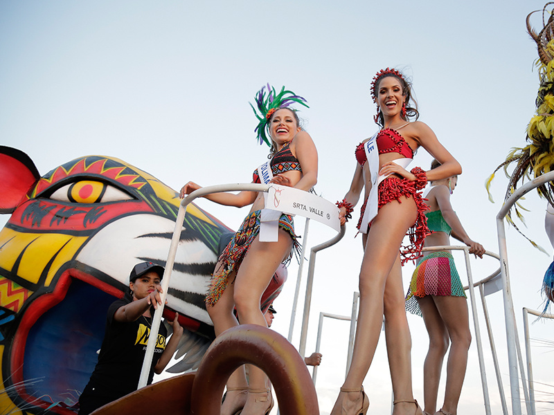 Reinas disfrutaron con los cartageneros en el desfile folcórico