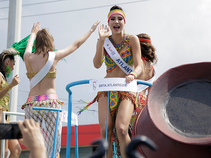 Reinas disfrutaron con los cartageneros en el desfile folcórico